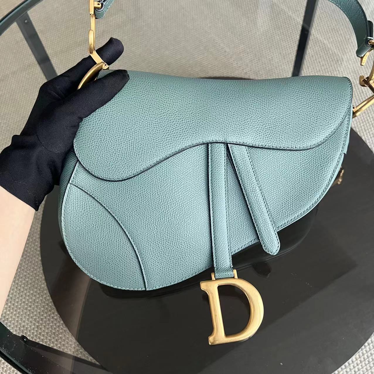 Kovancy Saddle Medium - Cuir de veau grainé 25CM Haze Green Hardware doré