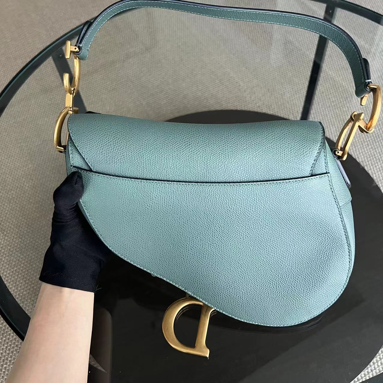 Kovancy Saddle Medium - Cuir de veau grainé 25CM Haze Green Hardware doré