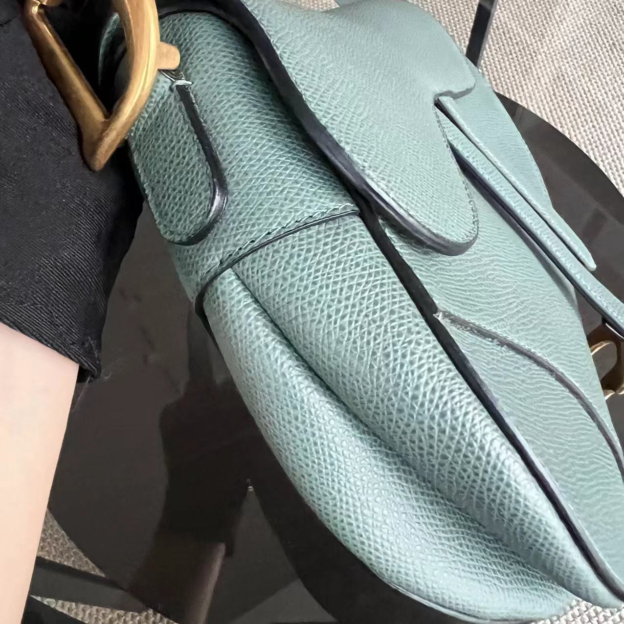 Kovancy Saddle Medium - Cuir de veau grainé 25CM Haze Green Hardware doré