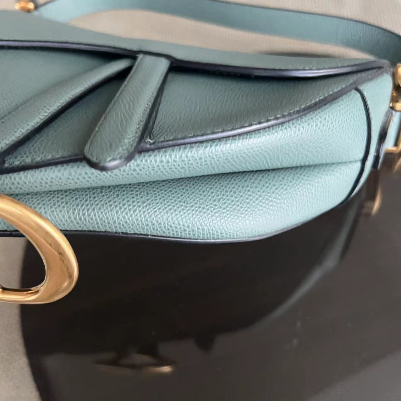 Kovancy Saddle Medium - Cuir de veau grainé 25CM Haze Green Hardware doré