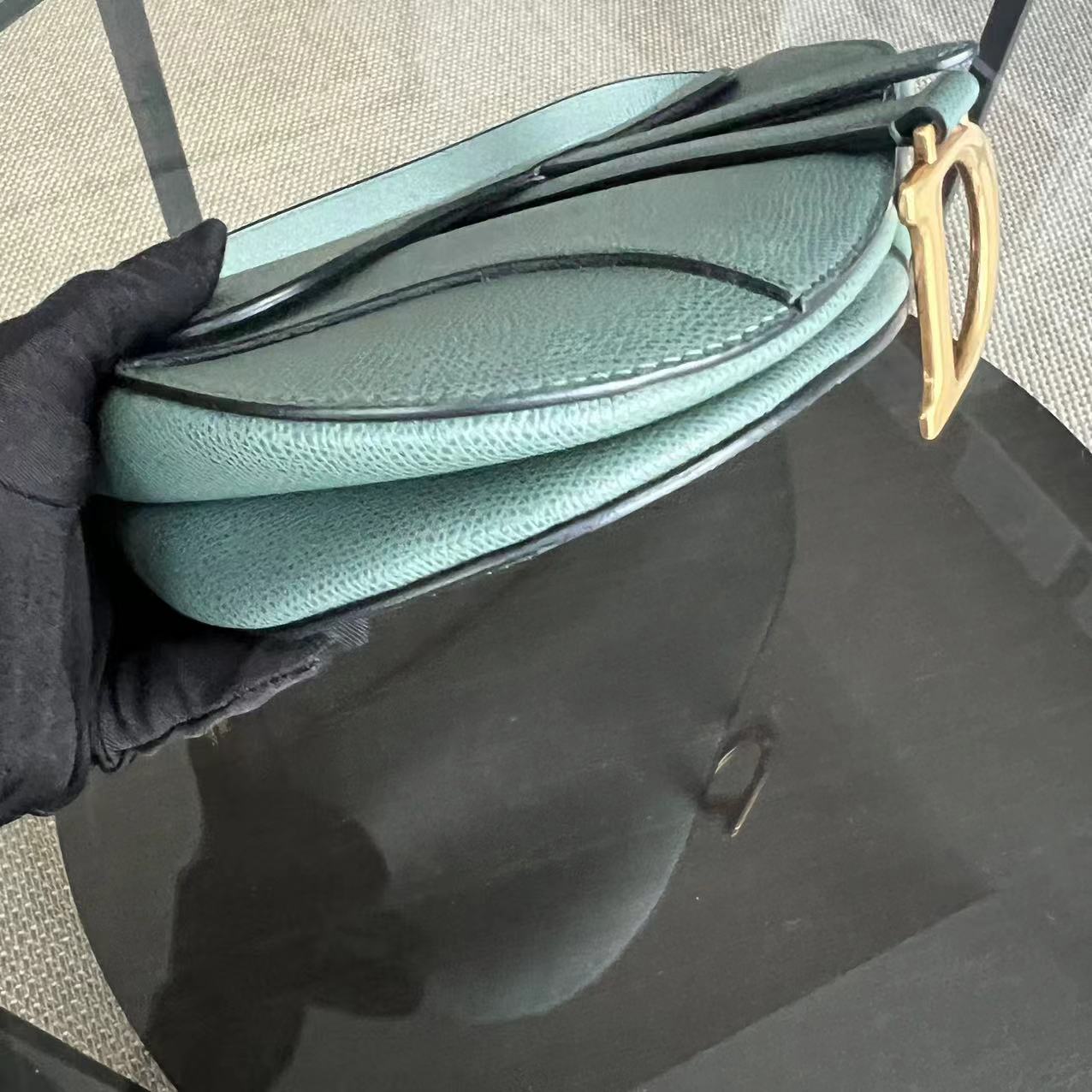 Kovancy Saddle Medium - Cuir de veau grainé 25CM Haze Green Hardware doré