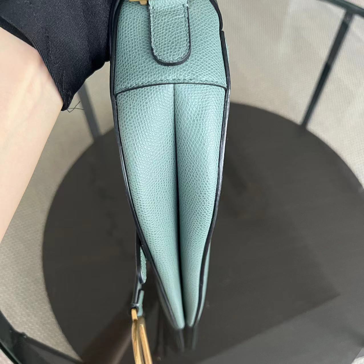 Kovancy Saddle Medium - Cuir de veau grainé 25CM Haze Green Hardware doré