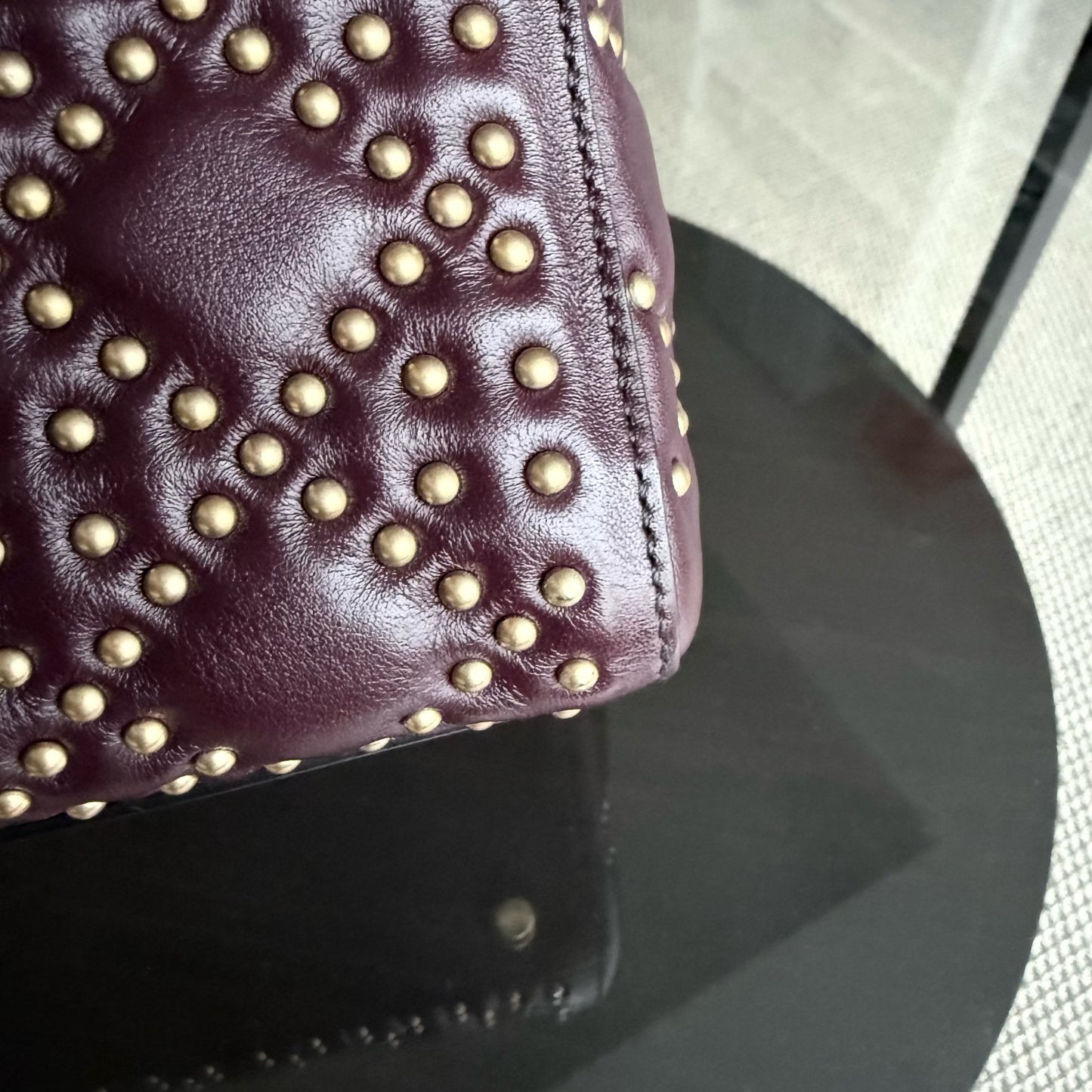 Kovancy Lady Rabat moyen - Cuir de veau Cannage clouté, rouge bordeaux, accessoires dorés