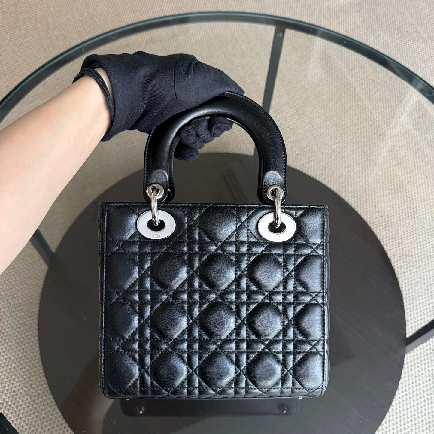 Kovancy Lady Petit rabat - Cuir d'agneau Cannage noir et quincaillerie argentée