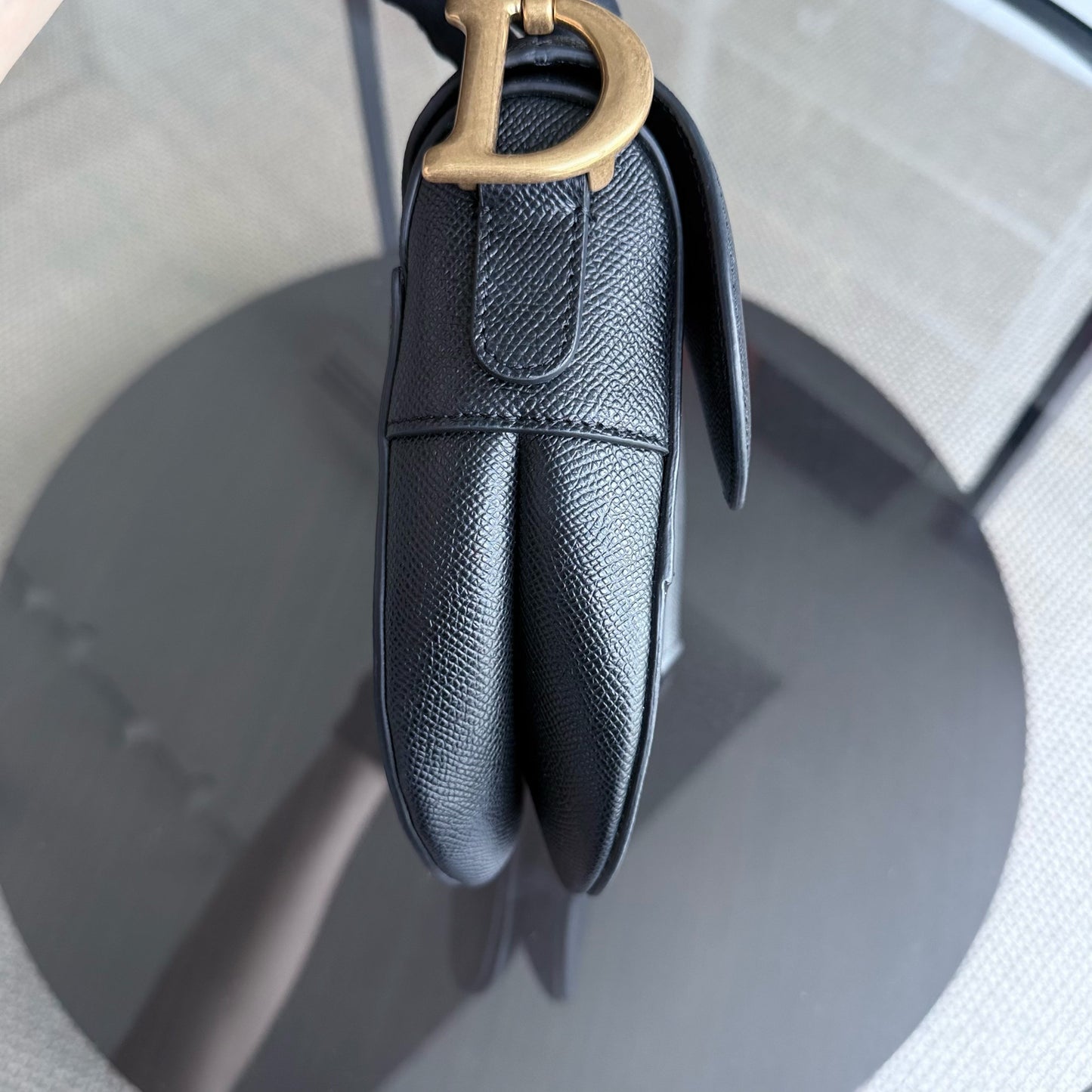 Kovancy Selle Medium avec sangle - Cuir de veau grainé noir, finitions dorées