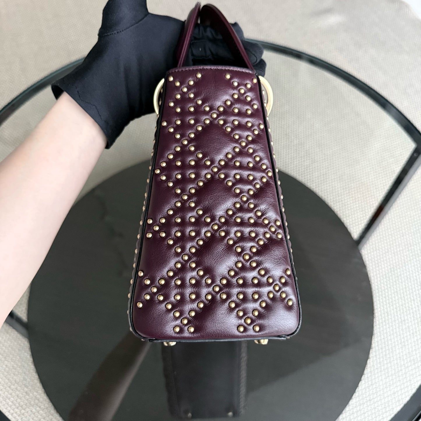 Kovancy Lady Rabat moyen - Cuir de veau Cannage clouté, rouge bordeaux, accessoires dorés