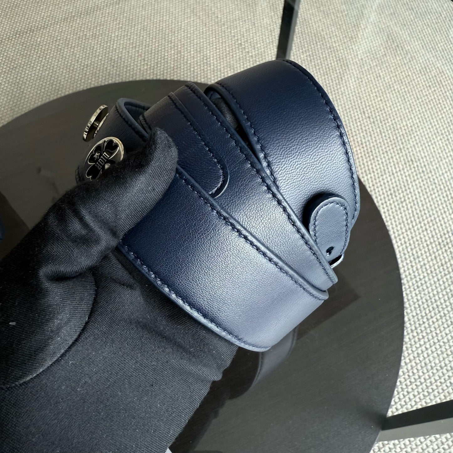 Kovancy Lady Petit rabat - Cuir d'agneau Cannage bleu foncé, quincaillerie dorée