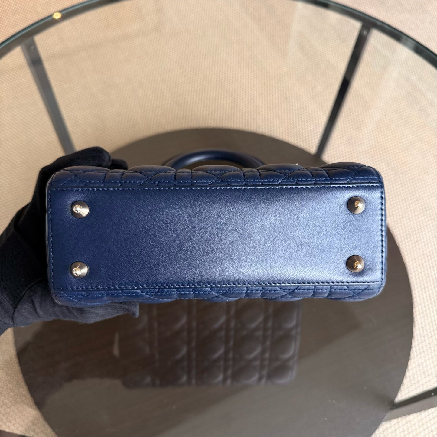 Kovancy Lady Petit rabat - Cuir d'agneau Cannage bleu foncé, quincaillerie dorée