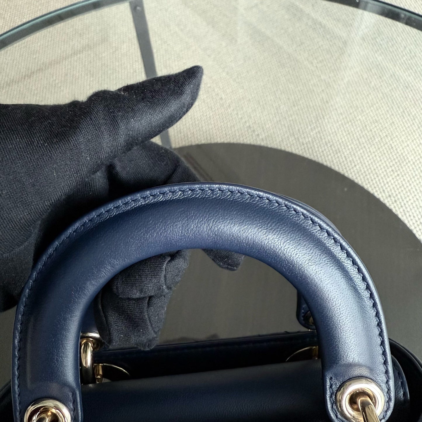 Kovancy Lady Mini - Bandoulière réglable en cuir d'agneau Cannage bleu foncé avec finitions dorées