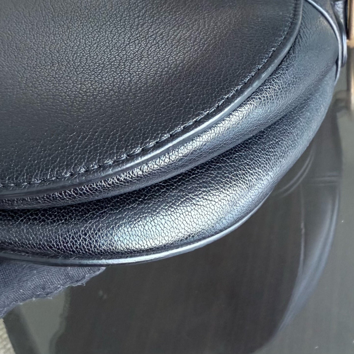 Kovancy Selle Medium - 25 cm en cuir de veau noir et finitions dorées