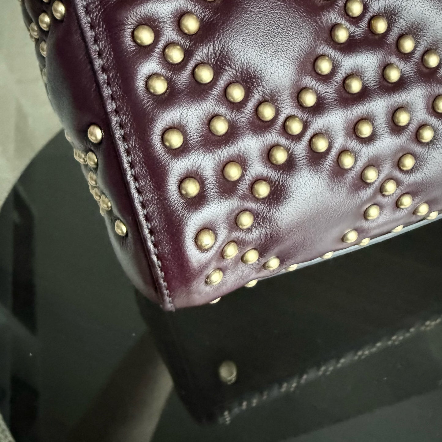 Kovancy Lady Rabat moyen - Cuir de veau Cannage clouté, rouge bordeaux, accessoires dorés