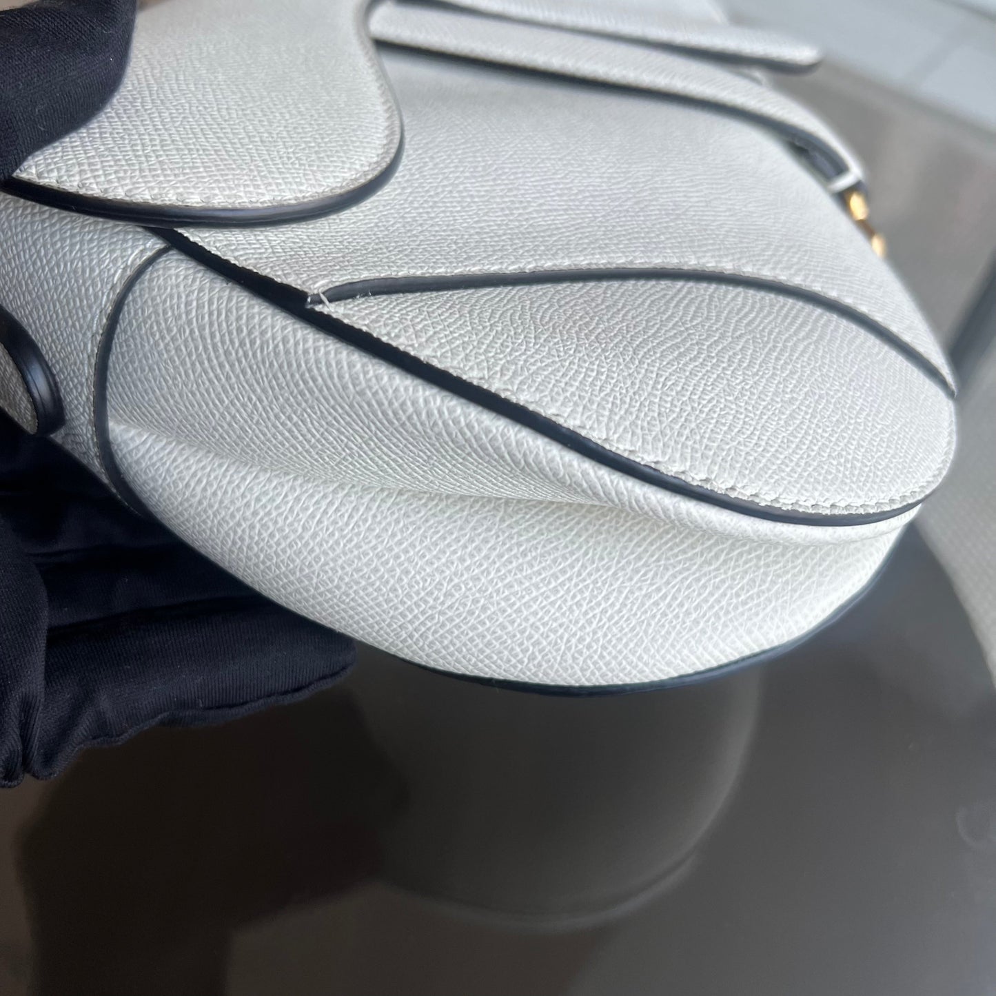 Kovancy Saddle Medium - Cuir de veau grainé, finitions en or blanc
