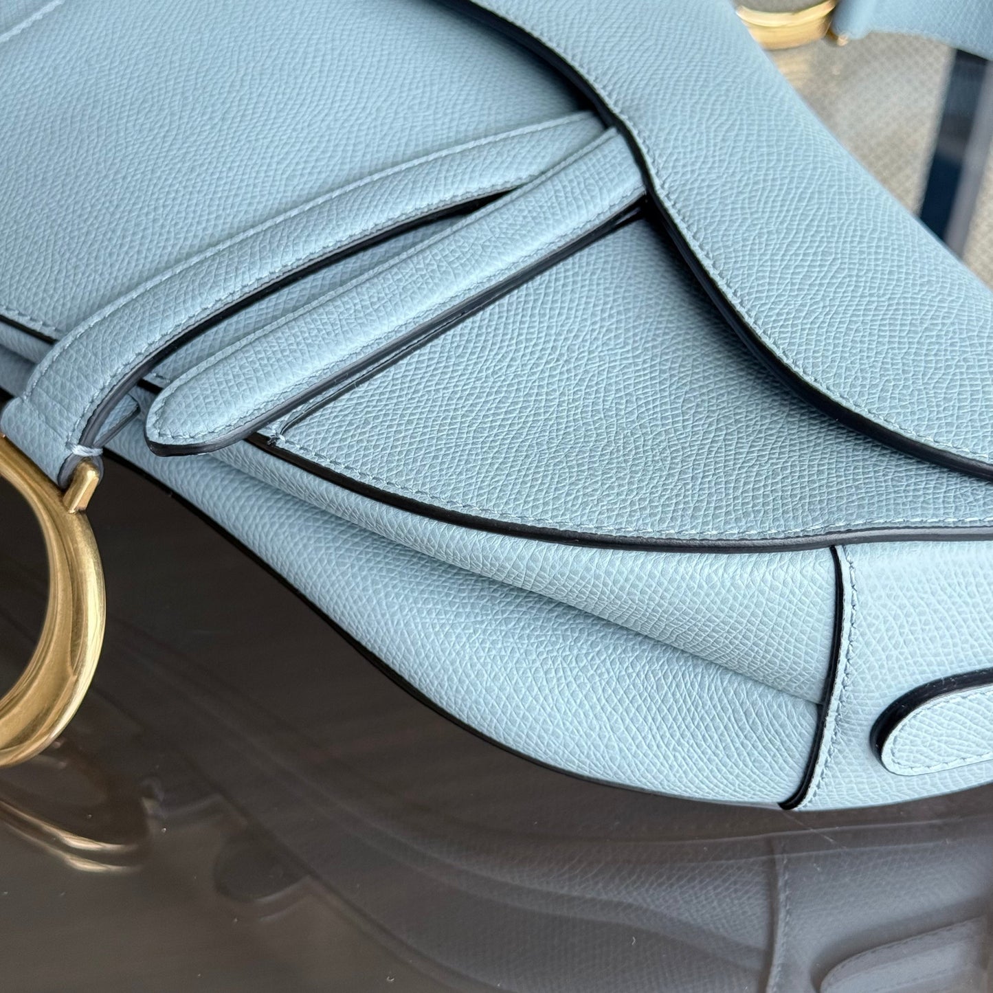 Kovancy Selle Medium - 25 cm en cuir de veau grainé bleu brume, accessoires dorés