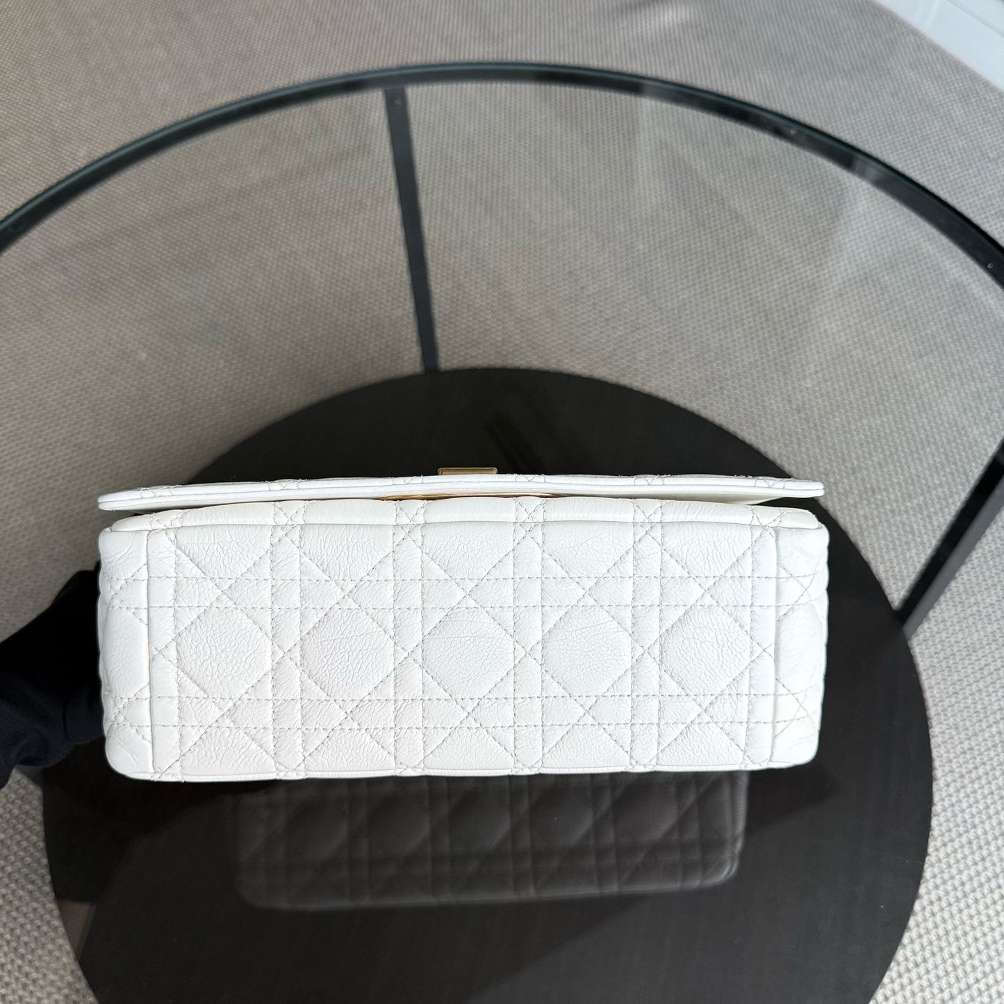 Kovancy Caro Medium - Cuir de veau grainé Cannage, finitions en or blanc