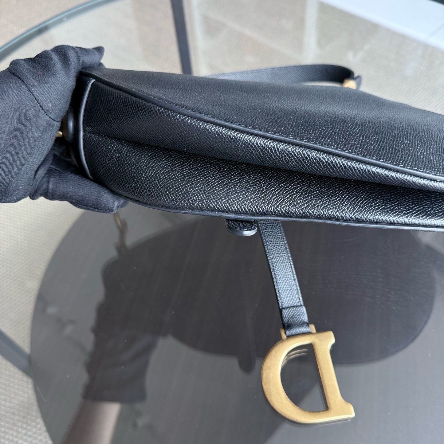 Kovancy Selle Medium avec sangle - Cuir de veau grainé noir, finitions dorées