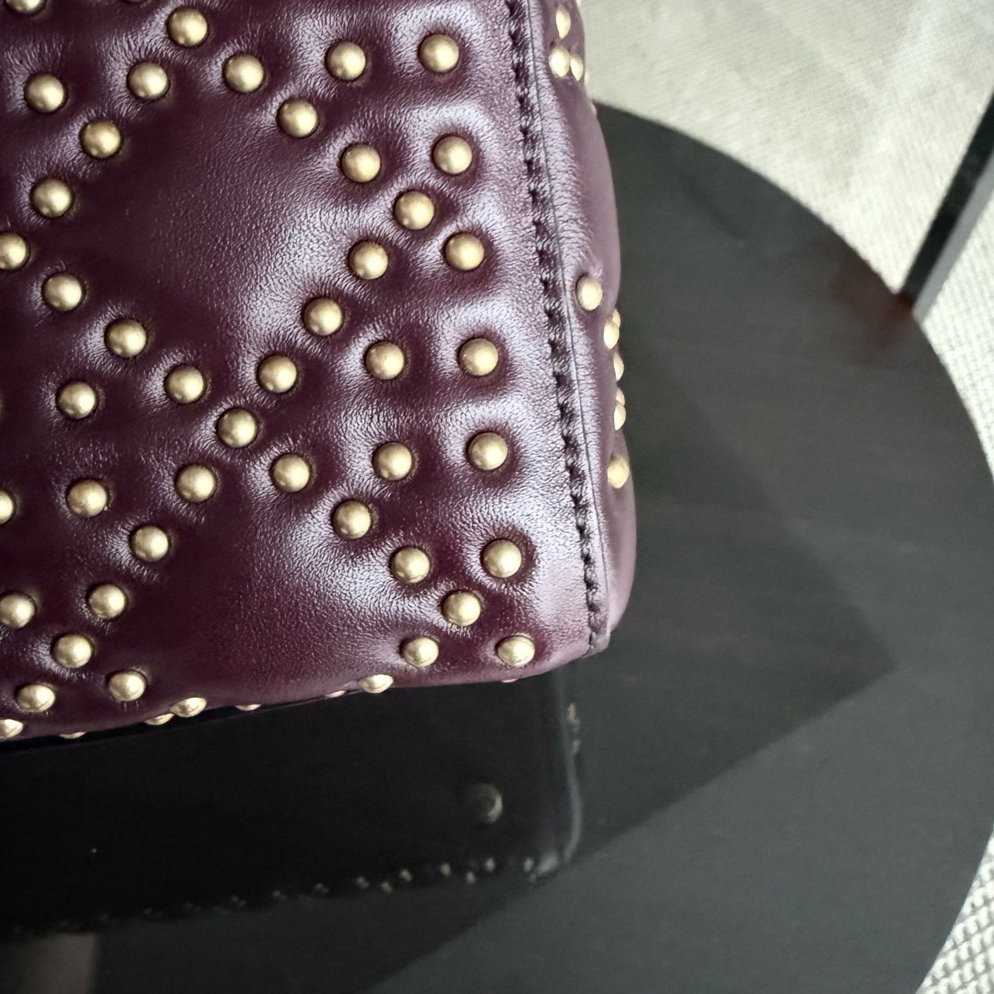 Kovancy Lady Rabat moyen - Cuir de veau Cannage clouté, rouge bordeaux, accessoires dorés