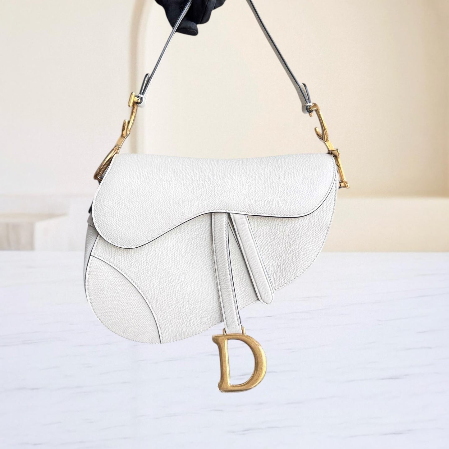Kovancy Saddle Medium - Cuir de veau grainé, finitions en or blanc