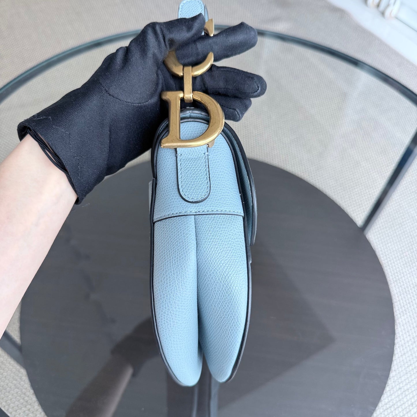 Kovancy Selle Medium - 25 cm en cuir de veau grainé bleu brume, accessoires dorés