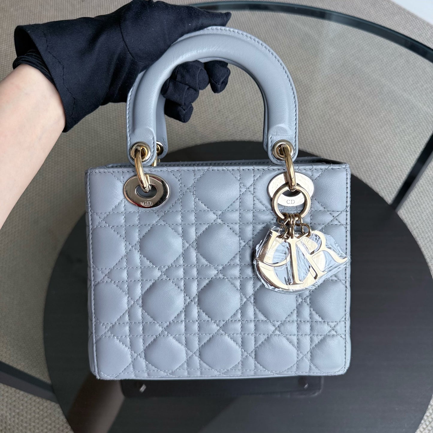 Kovancy Lady Petit - Cuir d'agneau Cannage Gris clair Quincaillerie grise et dorée