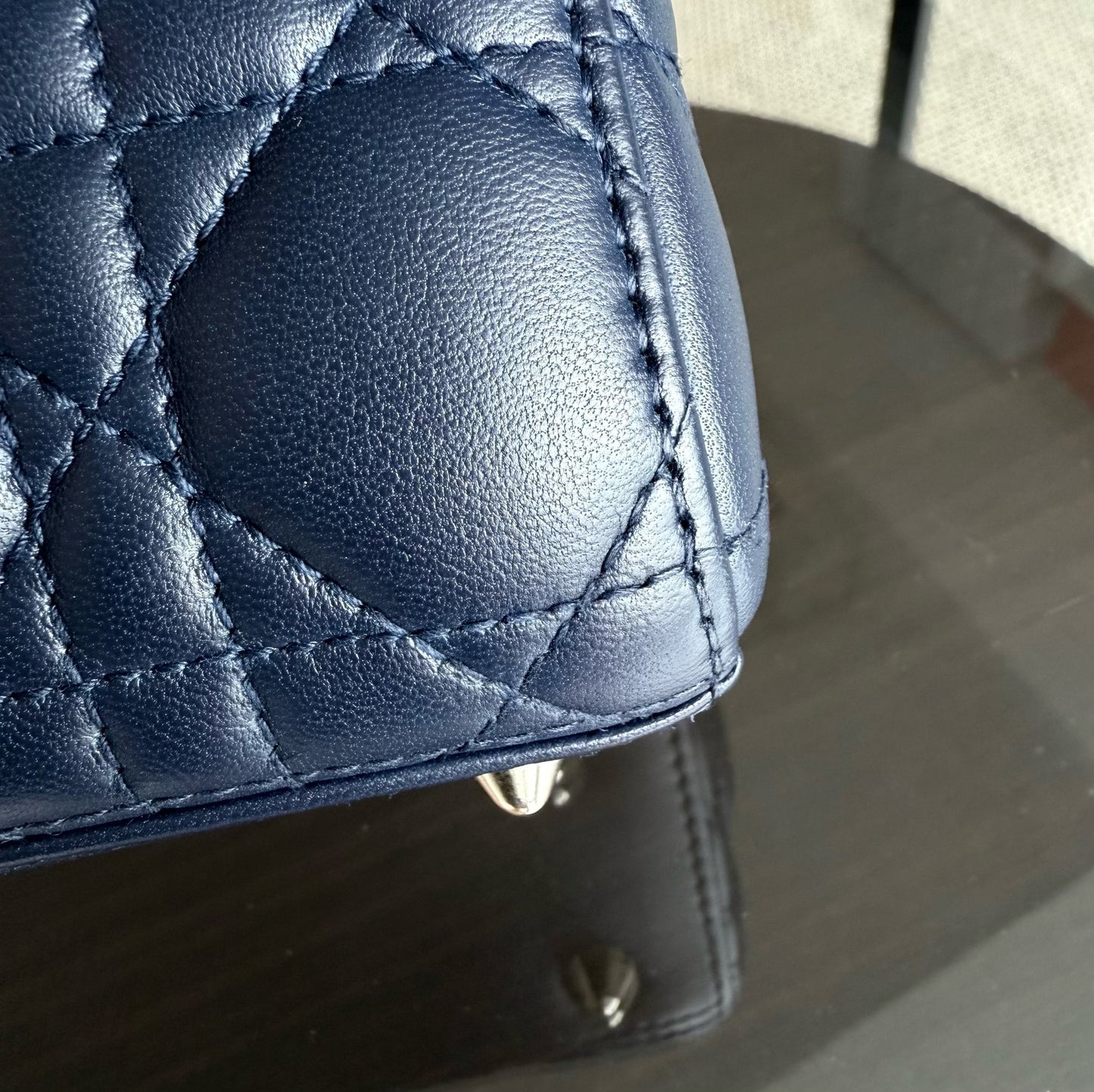 Kovancy Lady Petit rabat - Cuir d'agneau Cannage bleu foncé, quincaillerie dorée