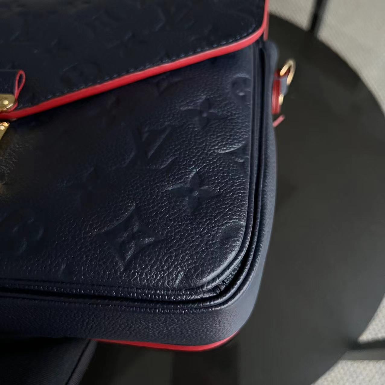 Kovancy Pochette Metis Calfskin Empreinte Marine Rouge Matériel Doré
