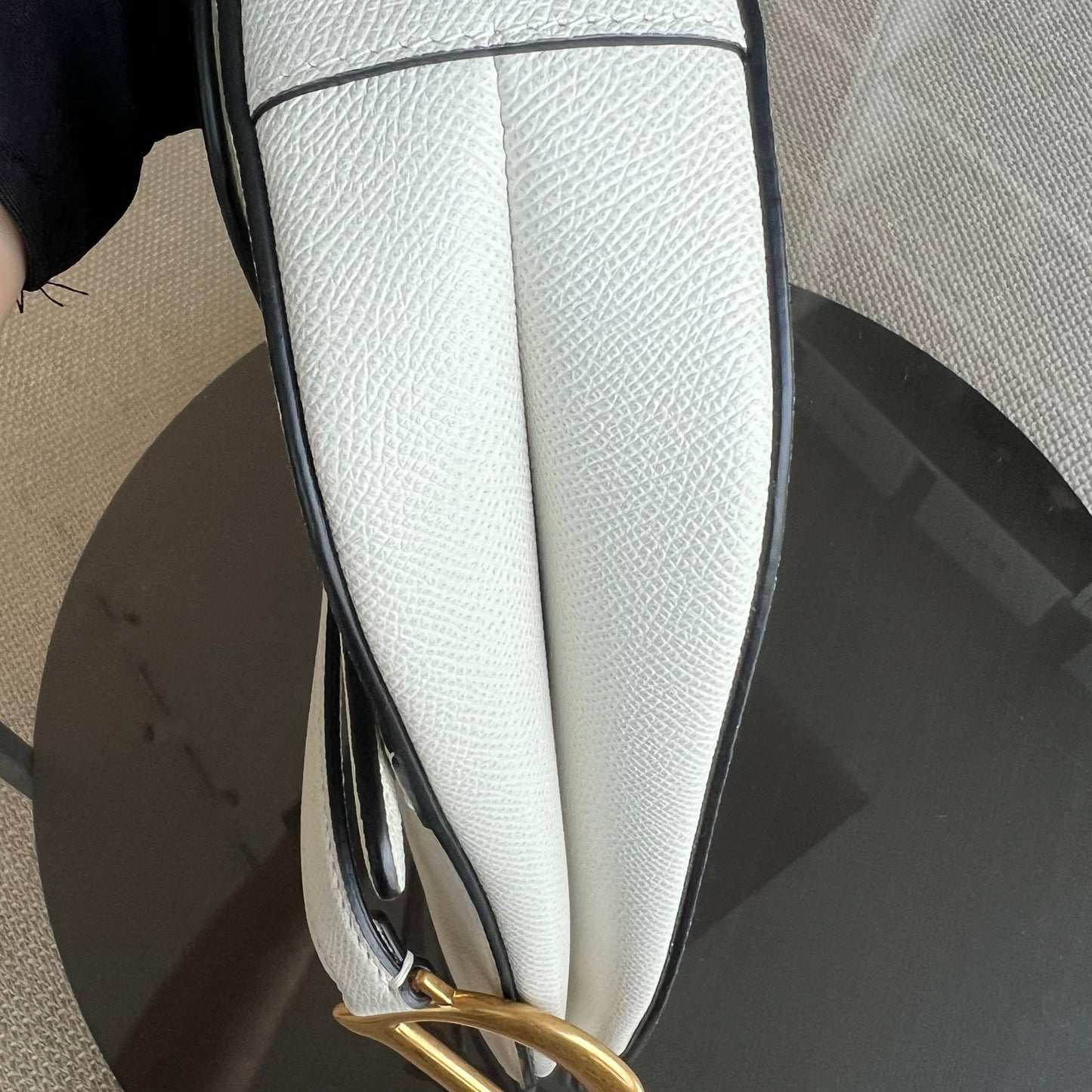 Kovancy Saddle Medium - Cuir de veau grainé, finitions en or blanc