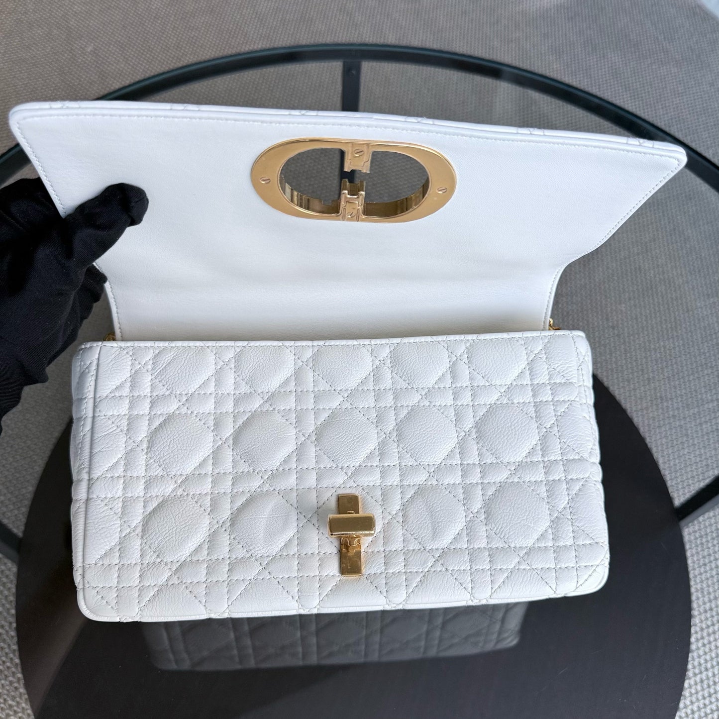 Kovancy Caro Medium - Cuir de veau grainé Cannage, finitions en or blanc