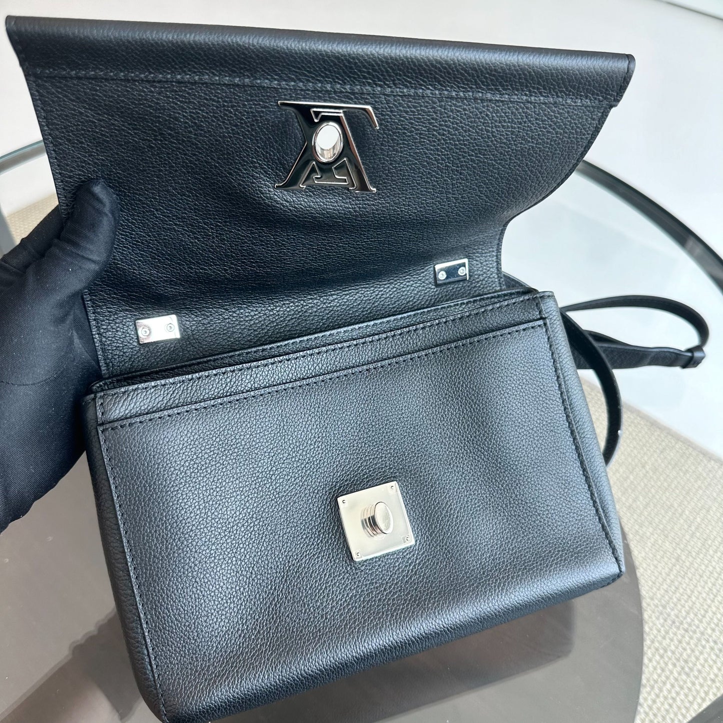 Kovancy Sac bandoulière en cuir de veau Lockme II Noir SHW