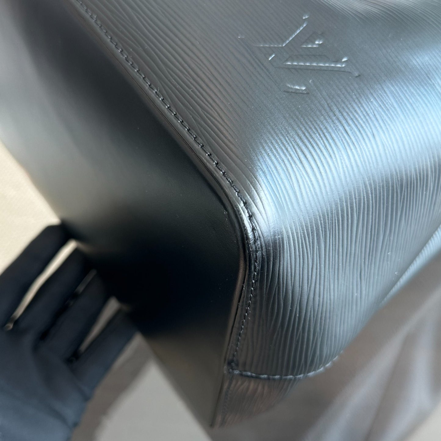 LVT Neo Noe MM Bucket Bag in Black EPI Leather SHW