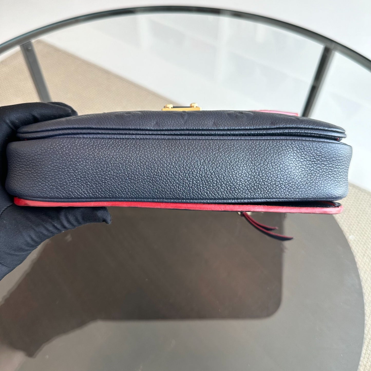 Kovancy Pochette Metis Veau Empreinte Cuir Bleu Marine GHW