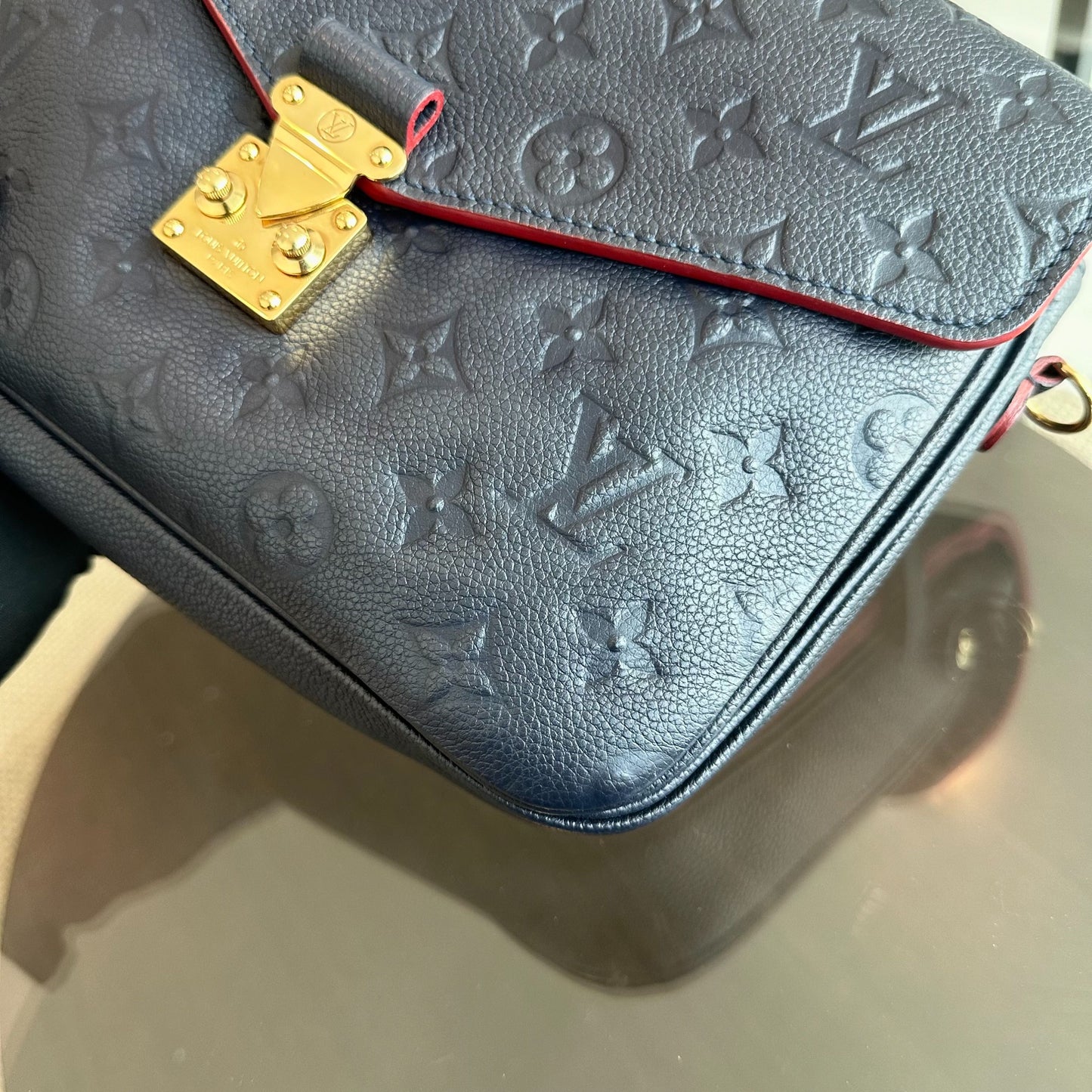 Kovancy Pochette Metis Veau Empreinte Cuir Bleu Marine GHW