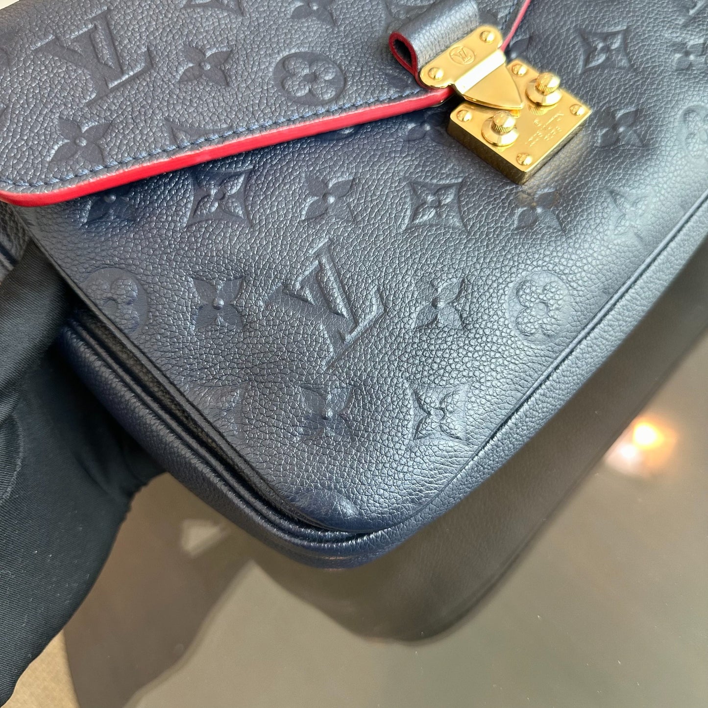 Kovancy Pochette Metis Veau Empreinte Cuir Bleu Marine GHW