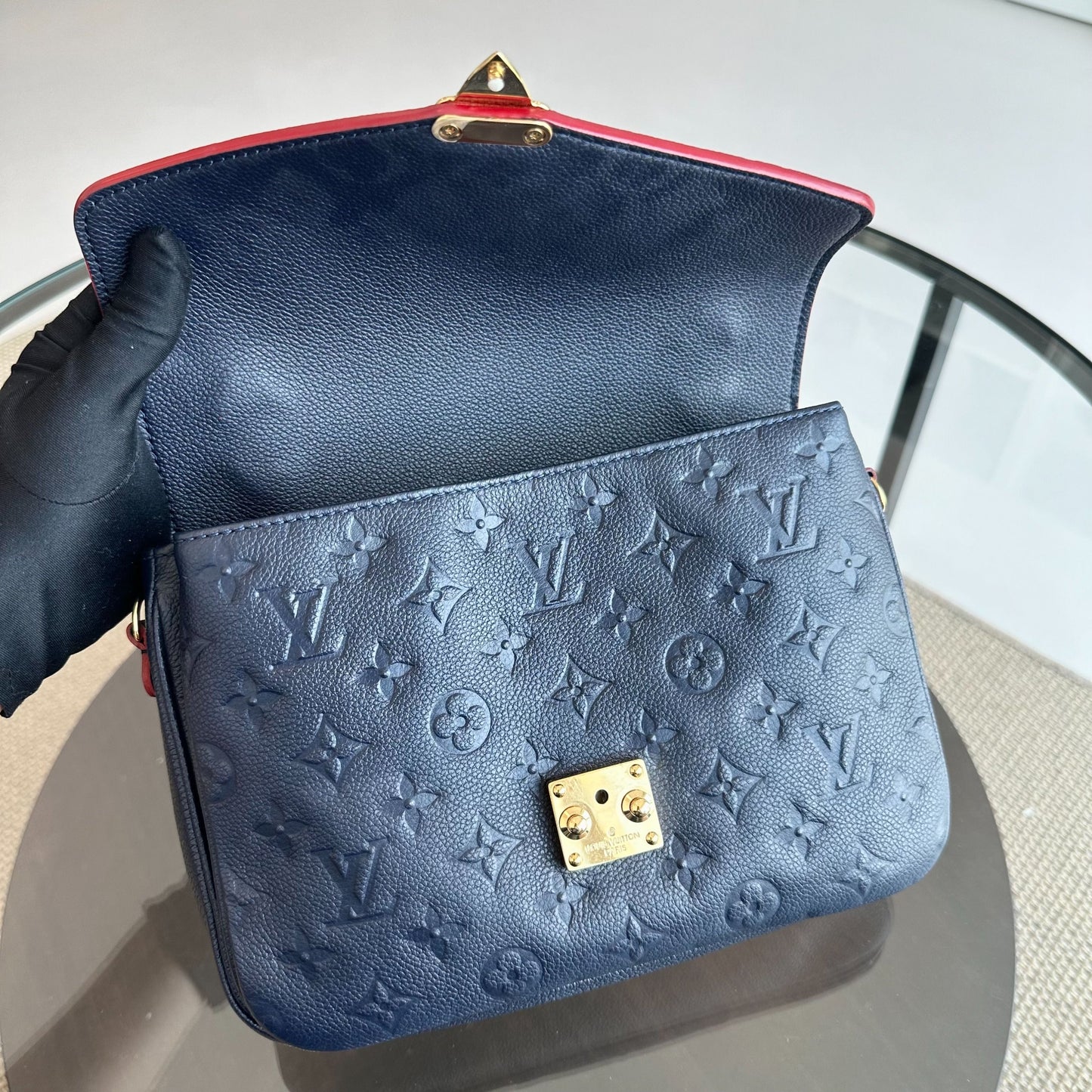 Kovancy Pochette Metis Veau Empreinte Cuir Bleu Marine GHW