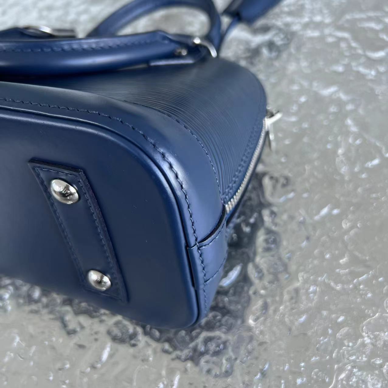 LVT Alma BB EPI Dark Blue Leather SHW