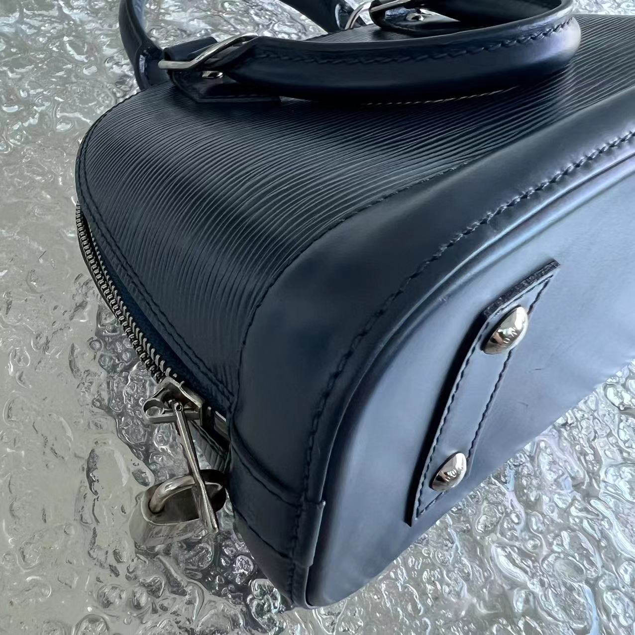 LVT Alma BB EPI Dark Blue Leather SHW