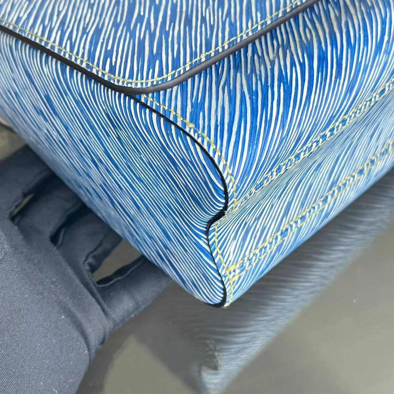 LVT Louis Vuitton Twist MM Light Blue Denim EPI Leather Bicolor Metal