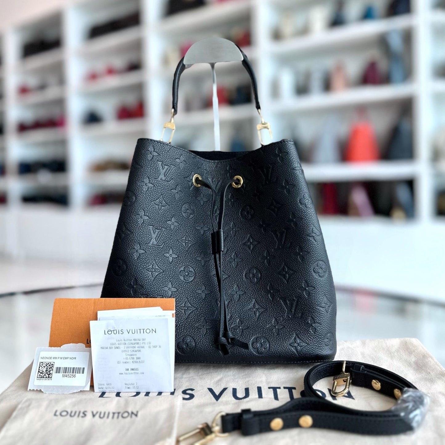 Kovancy Sac seau à bandoulière NeoNoe MM Monogram Empreinte en cuir noir