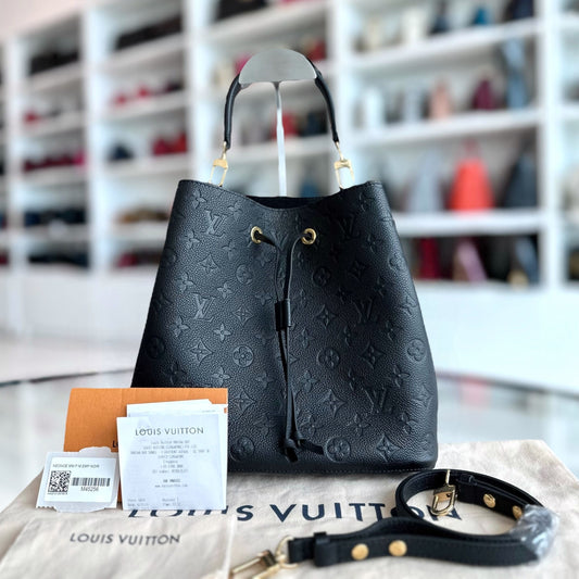 Kovancy Sac seau à bandoulière NeoNoe MM Monogram Empreinte en cuir noir