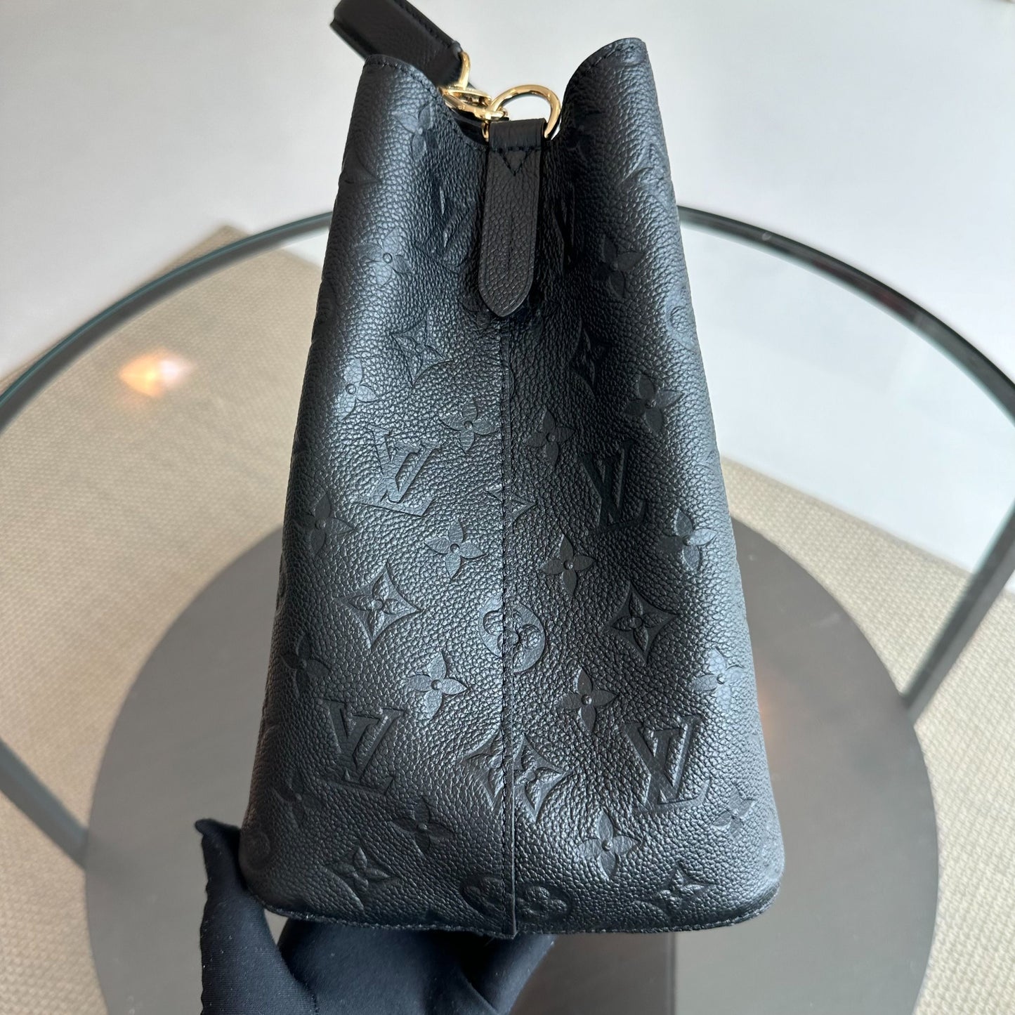 Kovancy Sac seau à bandoulière NeoNoe MM Monogram Empreinte en cuir noir
