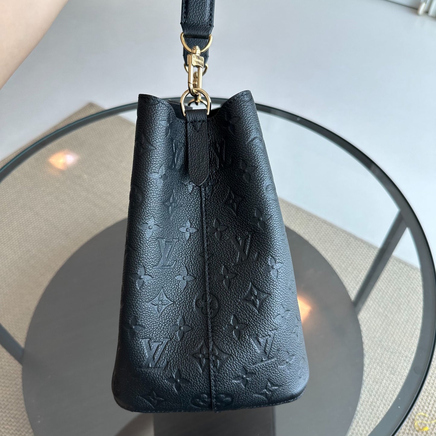 Kovancy Sac seau à bandoulière NeoNoe MM Monogram Empreinte en cuir noir