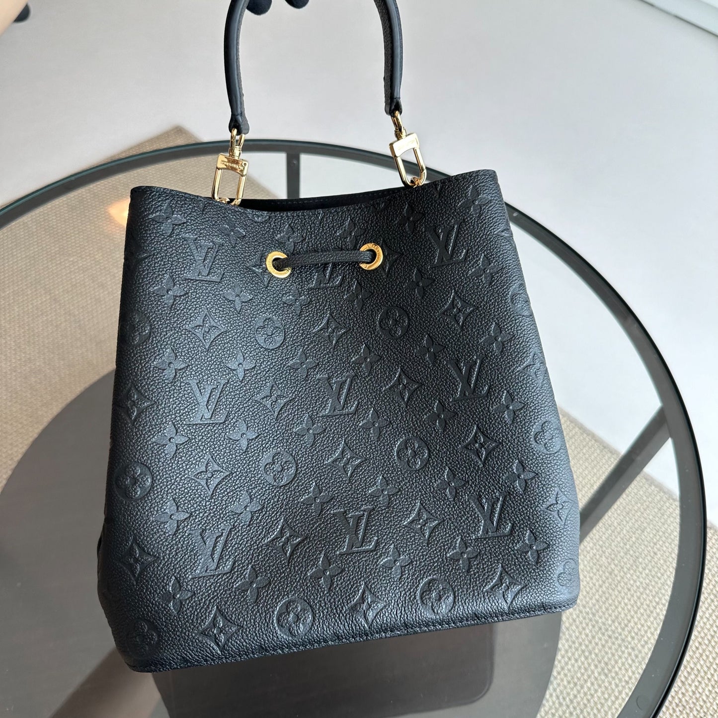 Kovancy Sac seau à bandoulière NeoNoe MM Monogram Empreinte en cuir noir