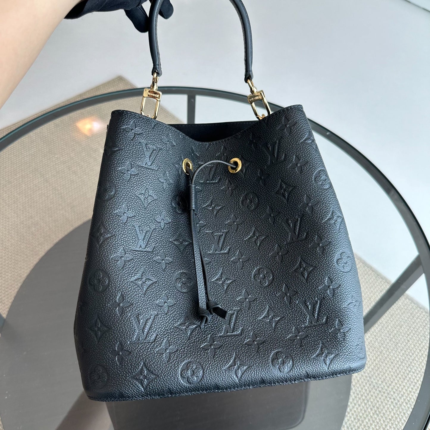 Kovancy Sac seau à bandoulière NeoNoe MM Monogram Empreinte en cuir noir