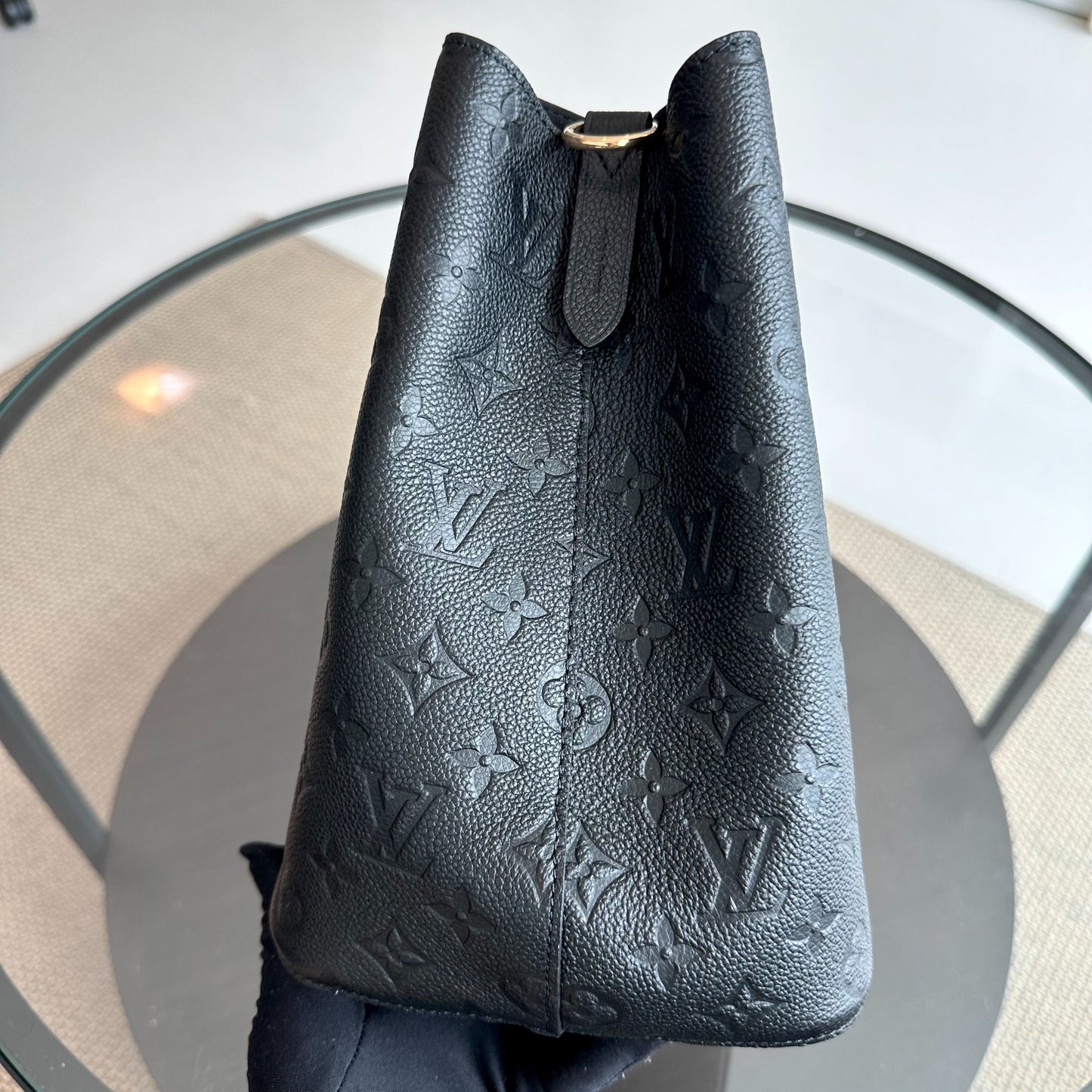 Kovancy Sac seau à bandoulière NeoNoe MM Monogram Empreinte en cuir noir