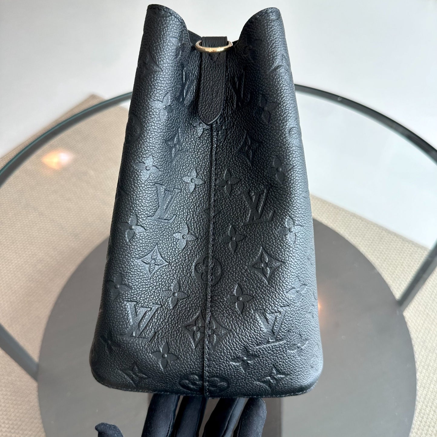 Kovancy Sac seau à bandoulière NeoNoe MM Monogram Empreinte en cuir noir
