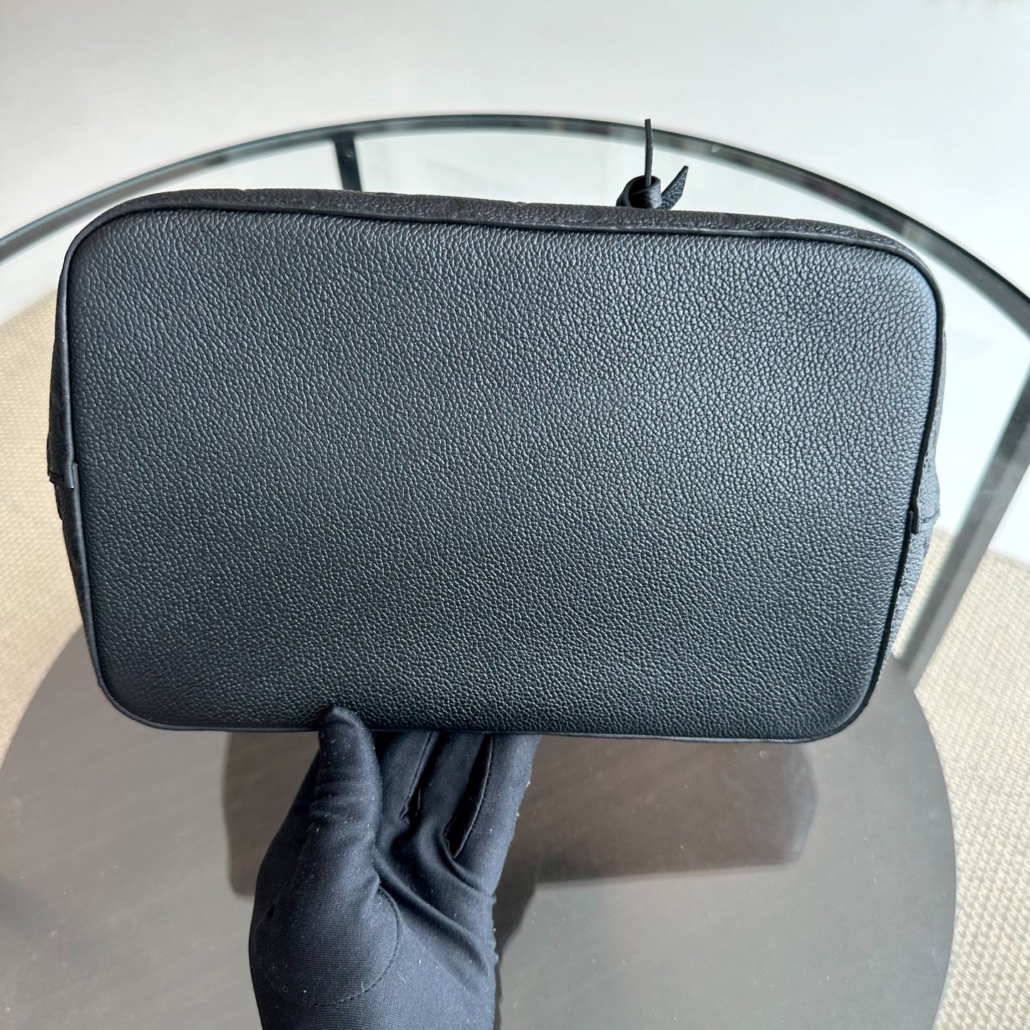 Kovancy Sac seau à bandoulière NeoNoe MM Monogram Empreinte en cuir noir
