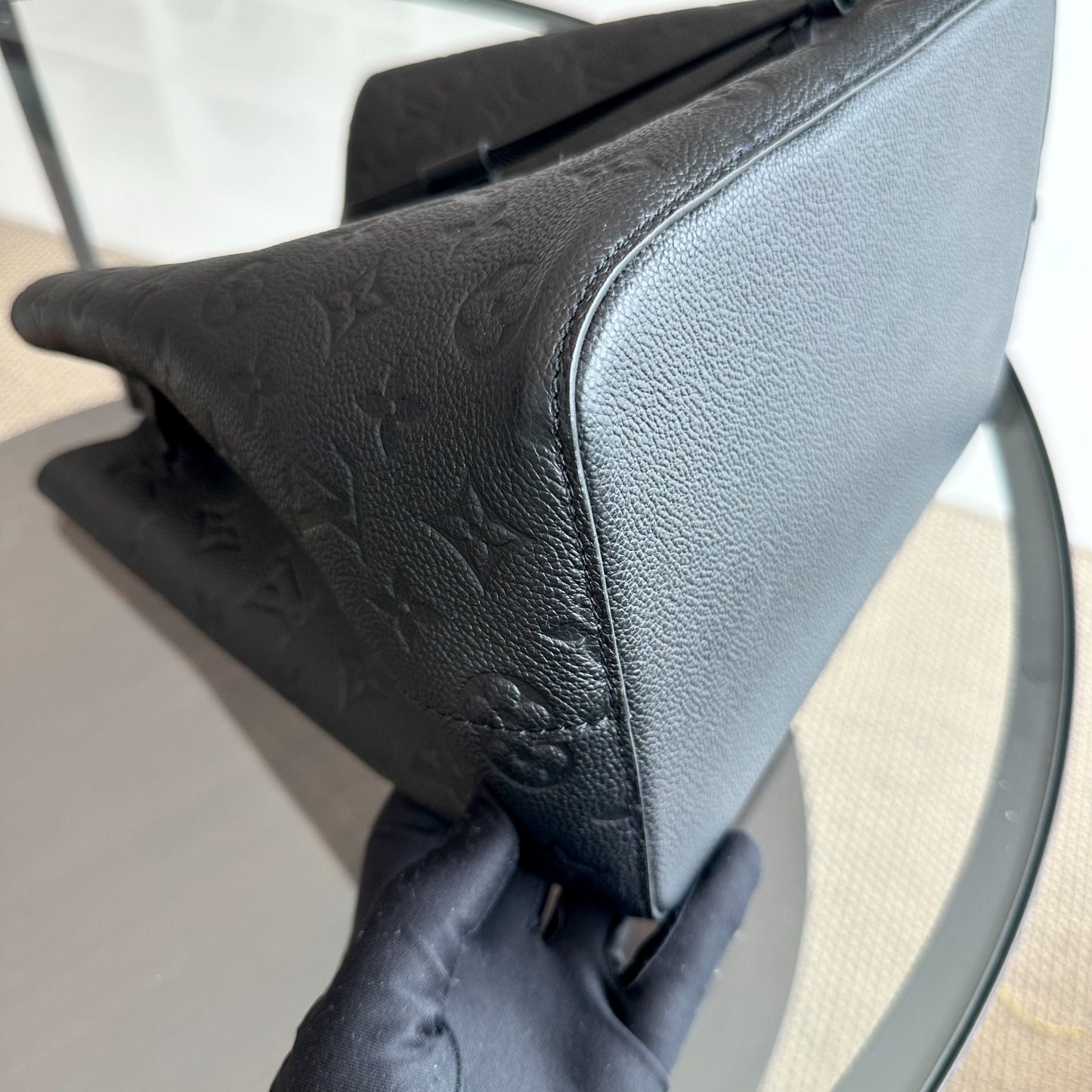 Kovancy Sac seau à bandoulière NeoNoe MM Monogram Empreinte en cuir noir