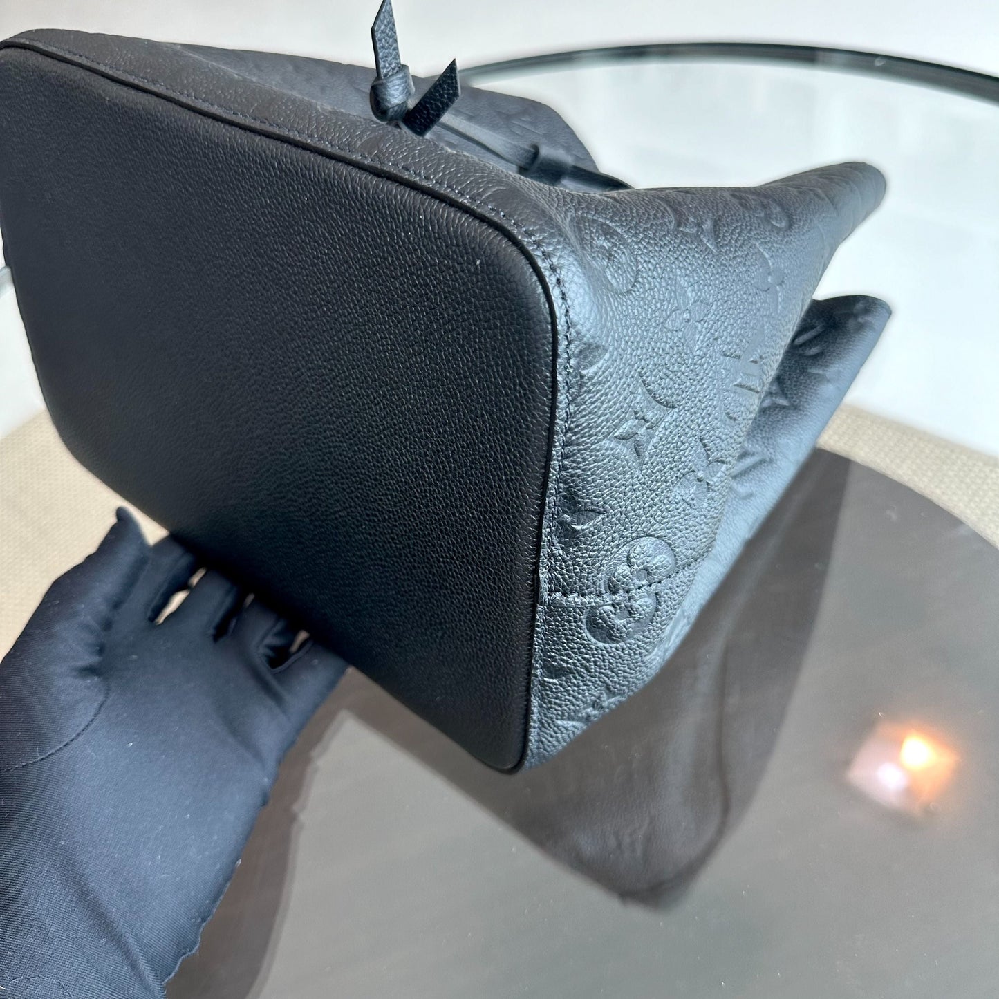 Kovancy Sac seau à bandoulière NeoNoe MM Monogram Empreinte en cuir noir
