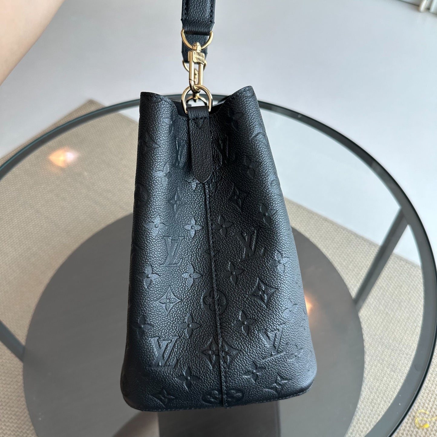Kovancy Sac seau à bandoulière NeoNoe MM Monogram Empreinte en cuir noir